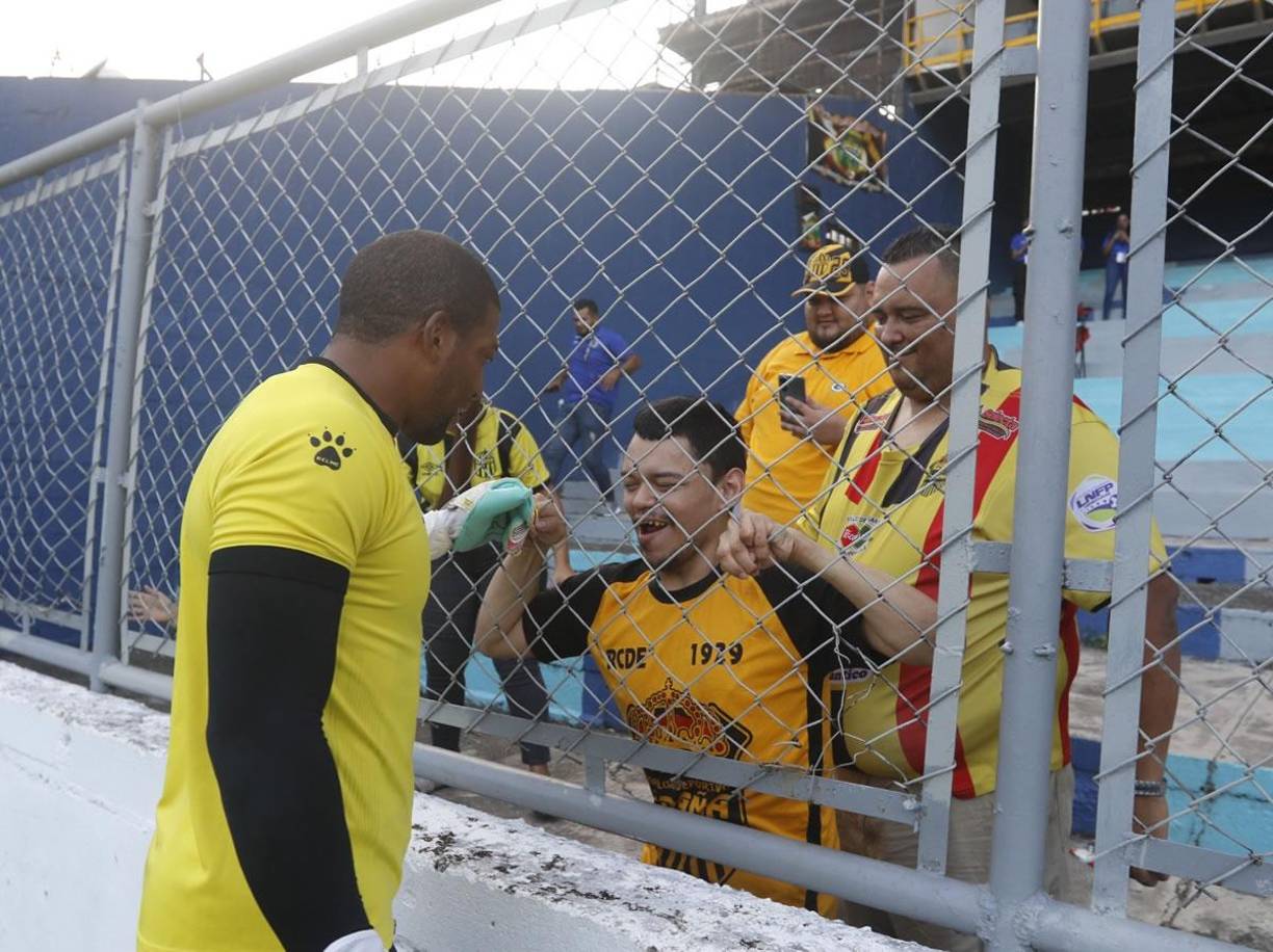 El portero Luis ‘Buba‘ López tuvo un gran gesto -pocas veces visto- con Bayron Barrera, de 24 años, un aficionado aurinegro con una condición especial.