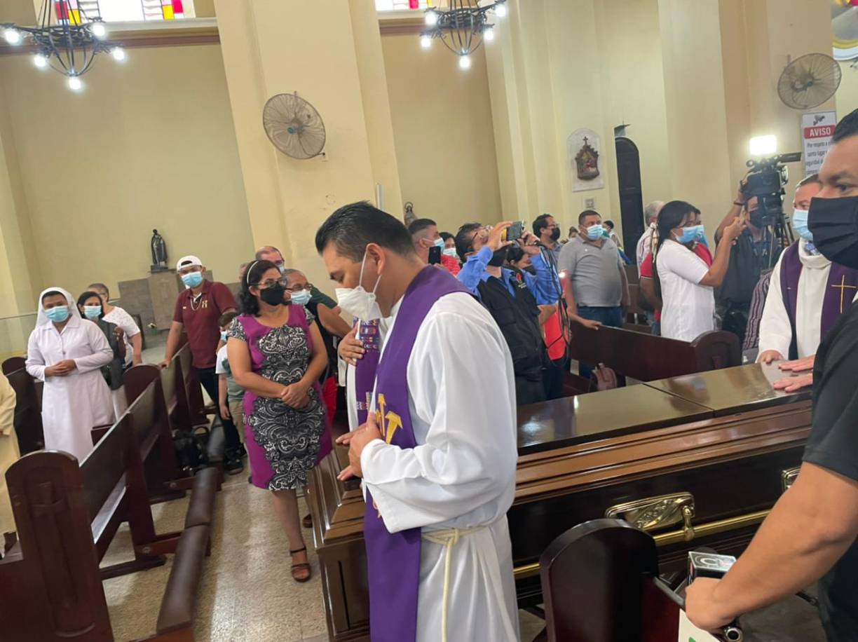 Las lágrimas y dolor son evidentes en quienes fueron cercanos colaboradores y conocieron la trayectoria del padre Enrique Vásquez como servidor de Dios. 