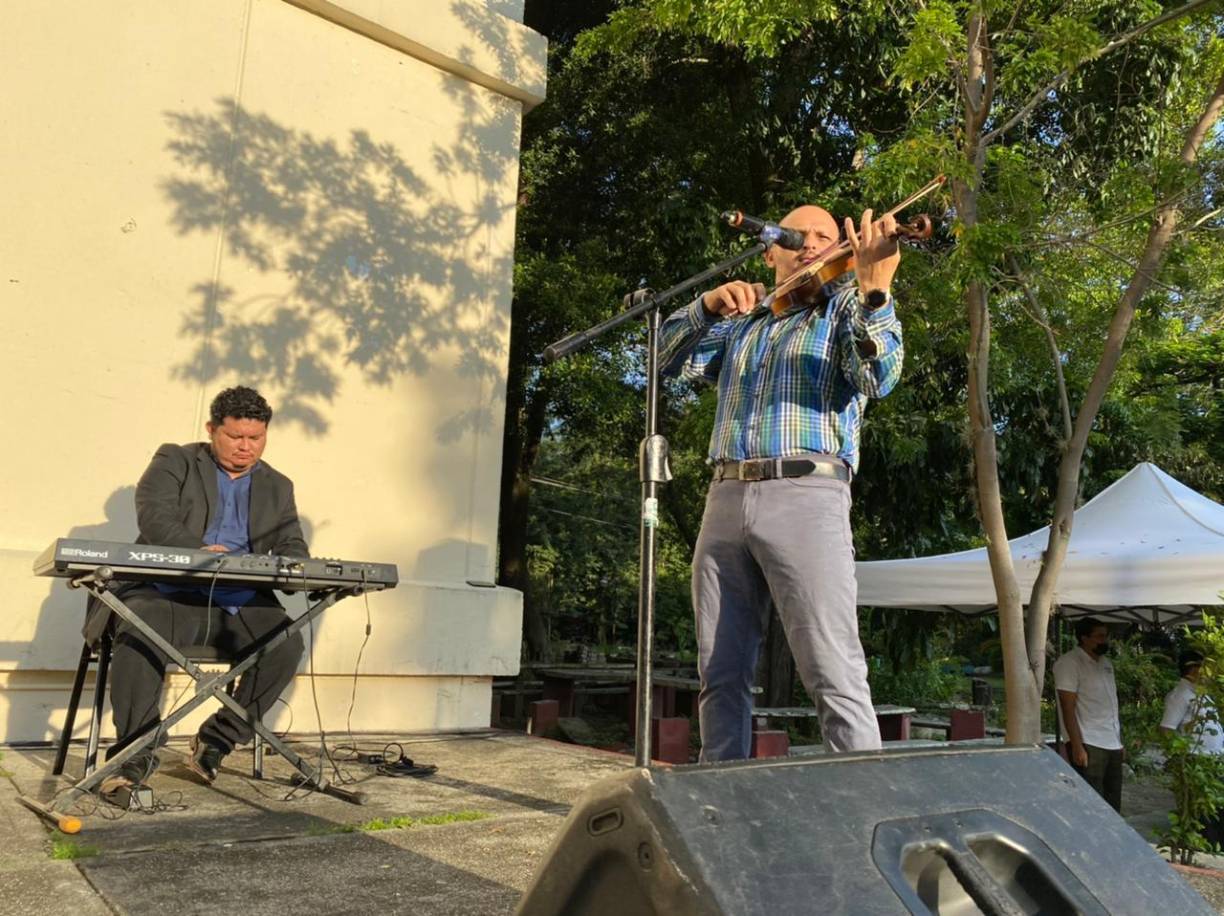 Los docentes del Departamento de Artes, con violín y teclado, hicieron sonar las sagradas notas del Himno Nacional durante el izamiento. 