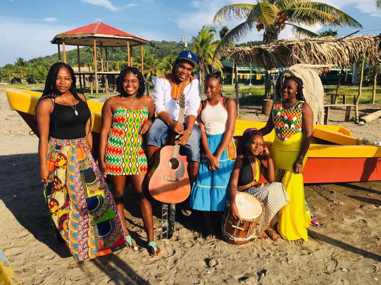 La esencia y espíritu de los pobladores de Bajamar se evidencia en sus rostros y en el amor a sus raíces y cultura.