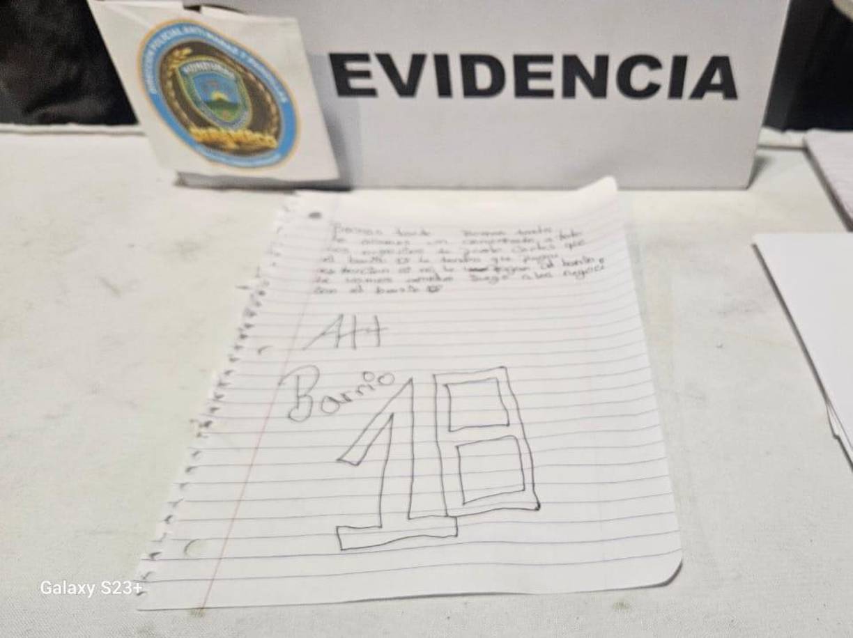 De ese modo, los pandilleros, aparentemente, trataban de persuadir a sus víctimas para que les pagasen la extorsión.