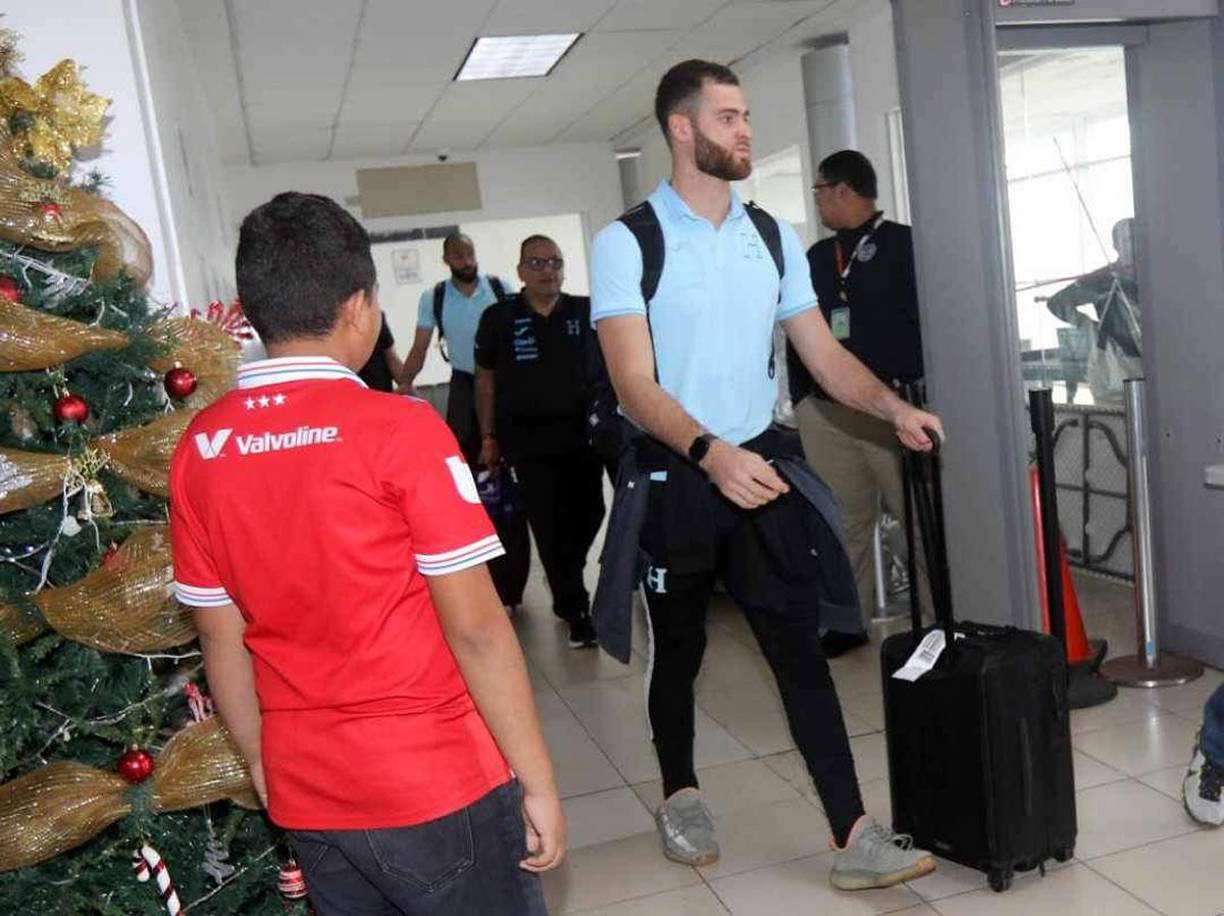 El portero suplente Enrique Facussé, expulsado en el Azteca durante una triulfa, llegando a Tegucigalpa.