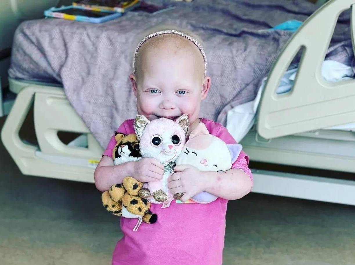 Artistas de talla mundial como María Becerra han mostrado sus condolencias: “No lo puedo creer. Bella hermosa, haz sido tan fuerte, tan valiente. Dios te tenga en la gloria, pequeña gigante. Les mando mucha fuerza, lo siento tanto”, ha expresado.