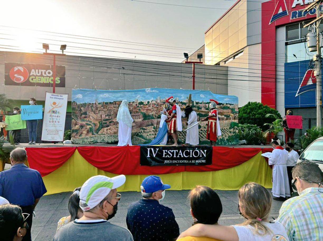 Con el Viacrucis se conmemoran los diferentes momentos vividos por Jesús de Nazaret, desde su prendimiento, crucifixión y sepultura. Fotos: Radio Luz