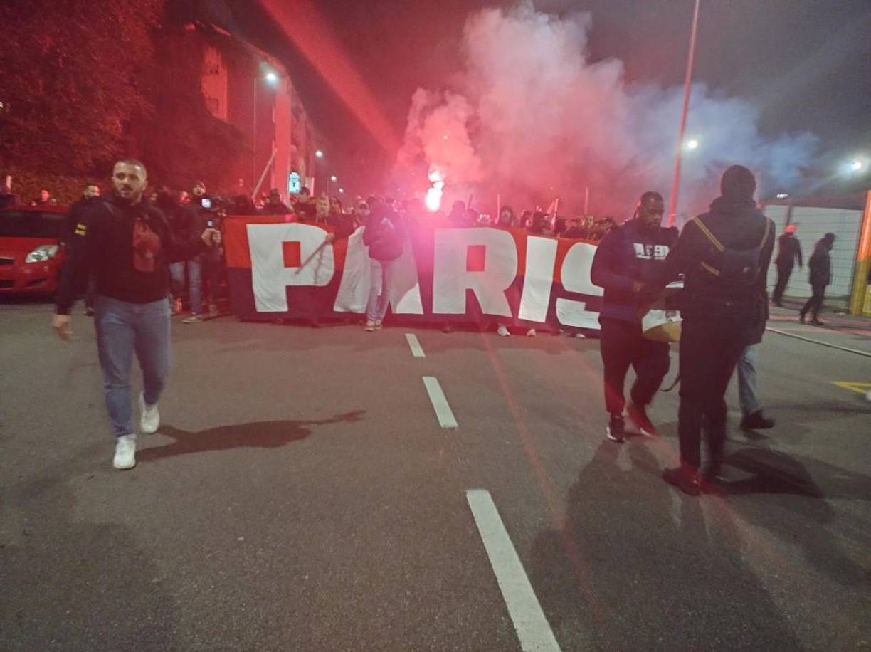 El Milan condenó este martes los enfrentamientos que tuvieron lugar esta madrugada entre sus aficionados y los del PSG, que se saldaron con dos heridos entre los hinchas parisinos, uno grave tras ser acuchillado en la pierna y otro leve, y otros dos, agentes de la policía italiana.