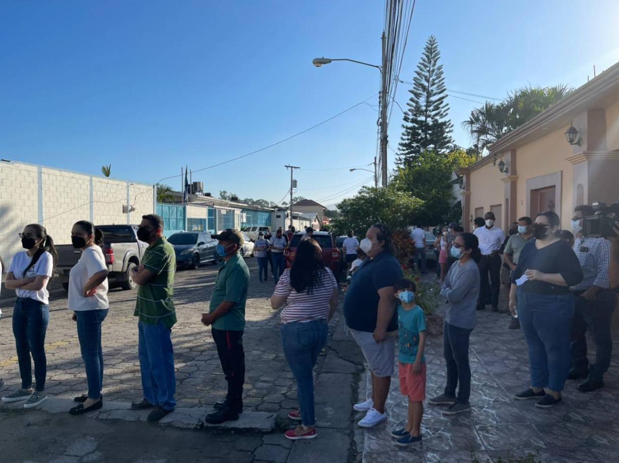 Las personas se formaron en orden para ejercer el voto.