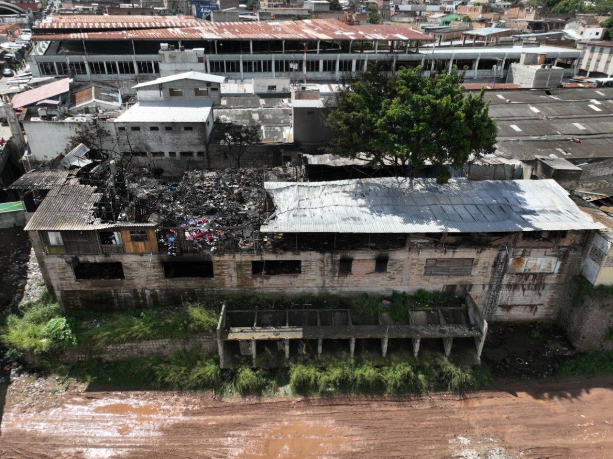 Cenizas y sueños apagados: las imágenes del incendio en mercado capitalino