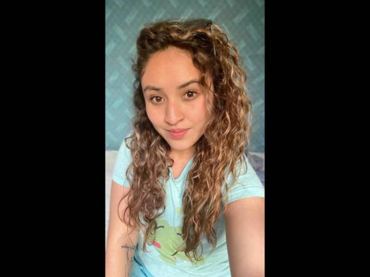 Después de investigar, la familia pudo tener acceso a las imágenes de las cámaras del C5, en las cuales se ve a Lesly subiendo a un Mazda rojo modelo 2022, que pertenece a su ex pareja Alejandro.