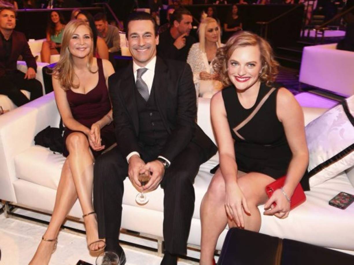 Jon Hamm el elegido como ‘TV performance del año. En la imagen junto a su esposa Jennifer Westfeldt y compañera de Mad Men, Elisabeth Moss.
