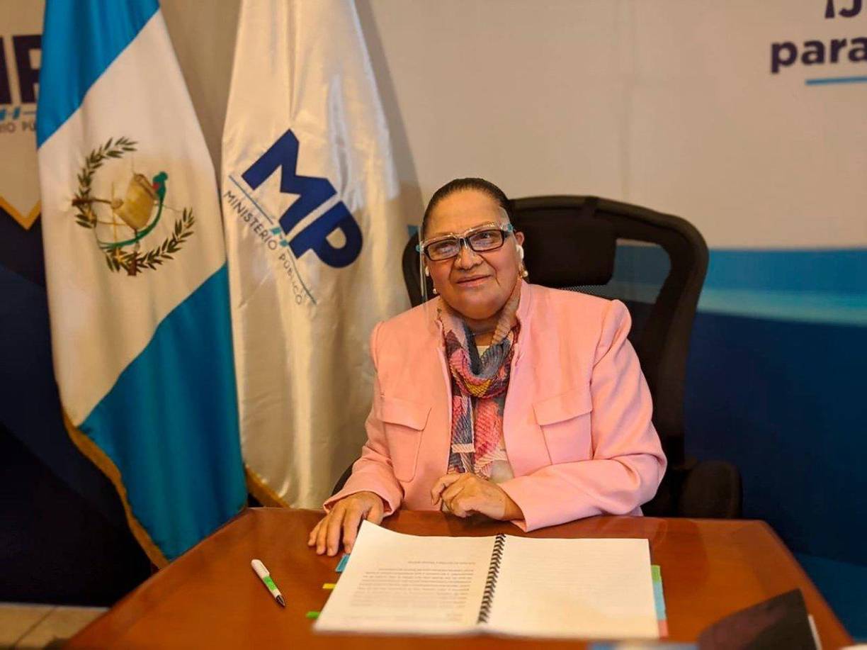 Durante el inicio de su segundo mandato, Porras ha reestructurado las principales unidades de la Fiscalía y algunas de ellas como la Fiscalía Especial Contra la Corrupción se ha encargado de perseguir a operadores de justicia, activistas y periodistas críticos.