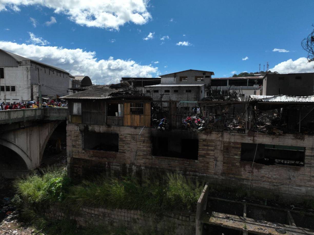 Cenizas y sueños apagados: las imágenes del incendio en mercado capitalino