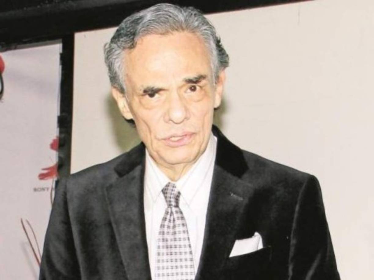 Los años y los diversos problemas de salud que ha experimentado durante se carrera artística han venido desmejorando de forma visible la imagen del intérprete de 'El triste'.