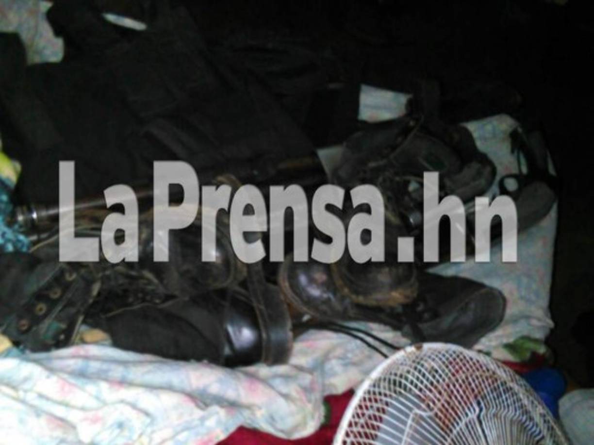 Varias botas policiales se encontraron en una de las viviendas allanadas.