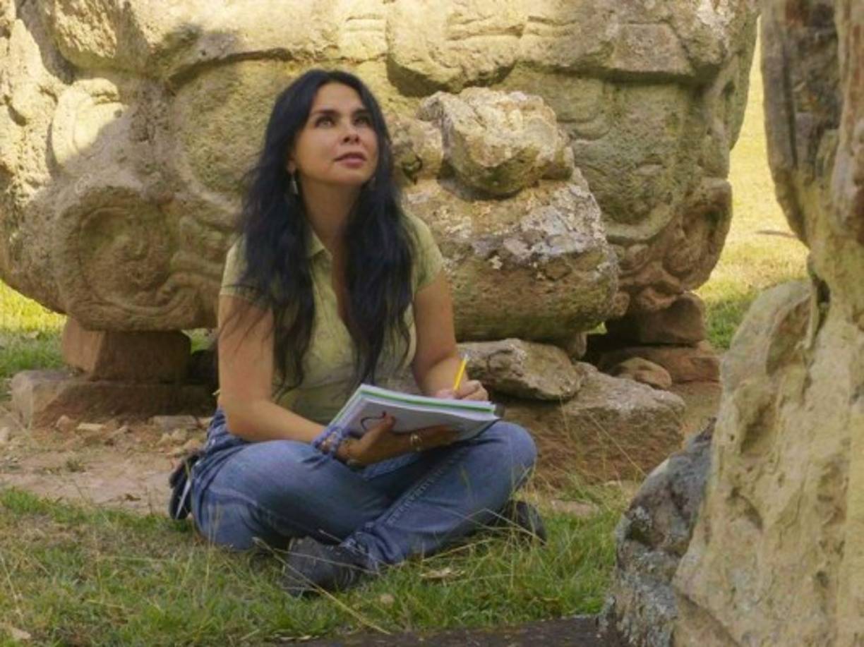 La arqueóloga Claudia Reyes analiza las ruinas en Copán. Ella es coordinadora de arqueología en el occidente de Honduras.