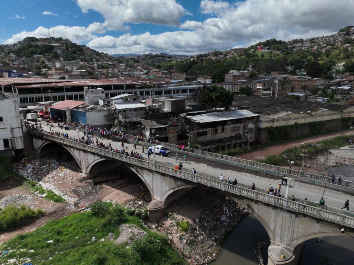 Cenizas y sueños apagados: las imágenes del incendio en mercado capitalino