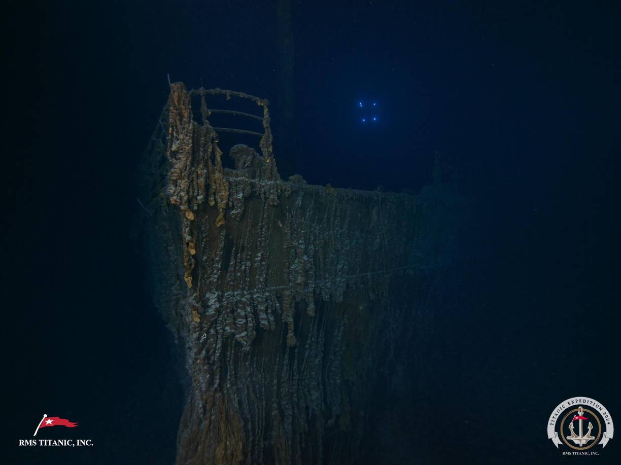  Una nueva expedición al pecio del Titanic no solo ha permitido recuperar varios objetos del famoso transtlántico naufragado sino constatar el lento deterioro de la nave, que ha perdido una parte de la barandilla de la cubierta del castillo de proa recreada en la escena mas recordada del filme de1997 dirigido por James Cameron. 