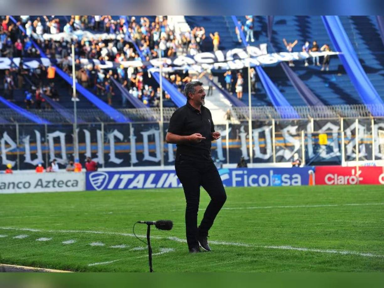 Diego Vázquez disfrutó la victoria que le brindaron sus muchachos.