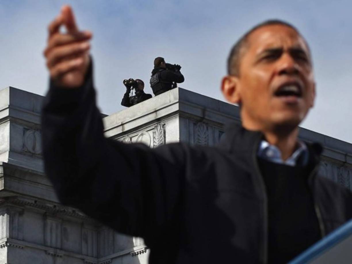 Los francotiradores de elite apostados en los edificios cercanos al recorrido del convoy de Obama conforman el tercer anillo de seguridad. En el segundo anillo los agentes vigilan el entorno con prismáticos y, al parecer, incluso drones.