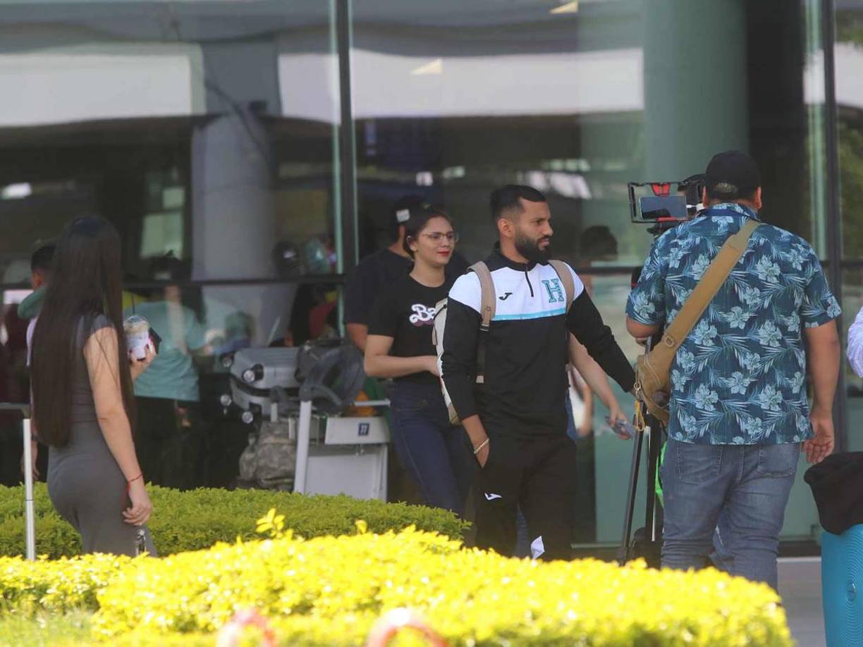 A Jorge Álvarez lo esperaba una persona especial en la salida del Aeropuerto Internacional de Palmerola de Comayagua.