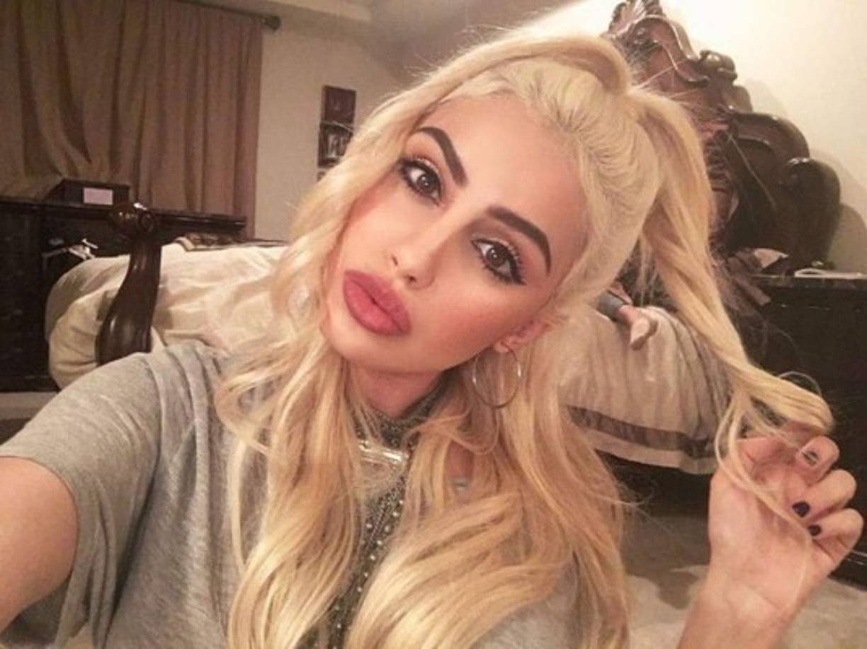 Alexa Dellanos muestra sus labios y ojos sensuales.