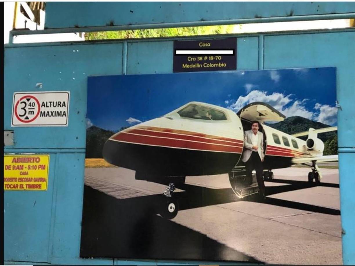 Y esta fotografía de Pablo Escobar en su jet personal.