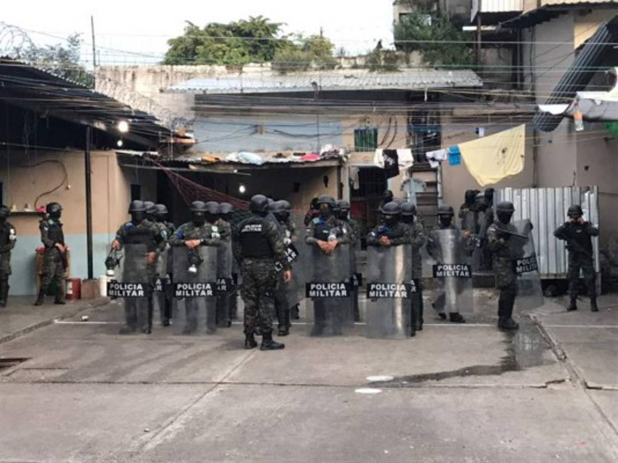 Elementos de la Policía Militar aseguran el recinto penal previo a sacar a los privados de libertad.