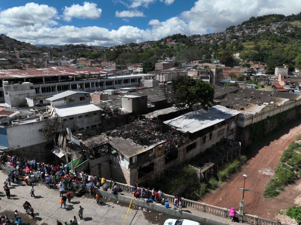 Cenizas y sueños apagados: las imágenes del incendio en mercado capitalino