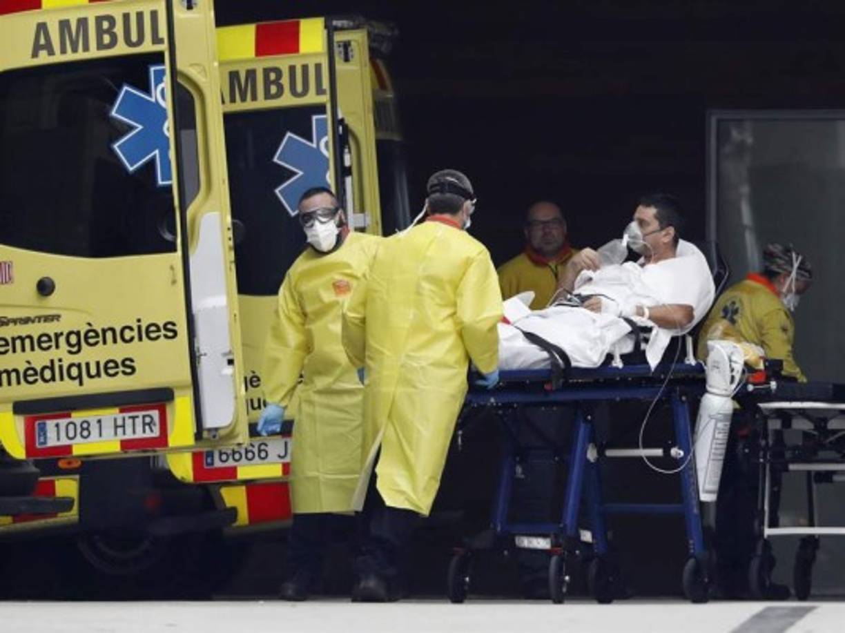 Entre el personal, las batas se limpian y reutilizan y las mascarillas de alta protección se esterilizan para poder alargar su duración hasta tres días.