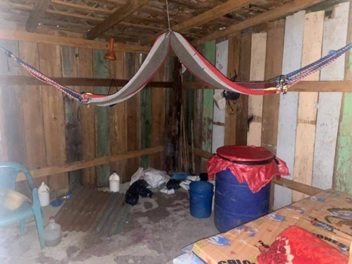 La pequeña bodega estaba preparada para esconder las bolsas de marihuana que el presunto distribuidor vendía en la región.