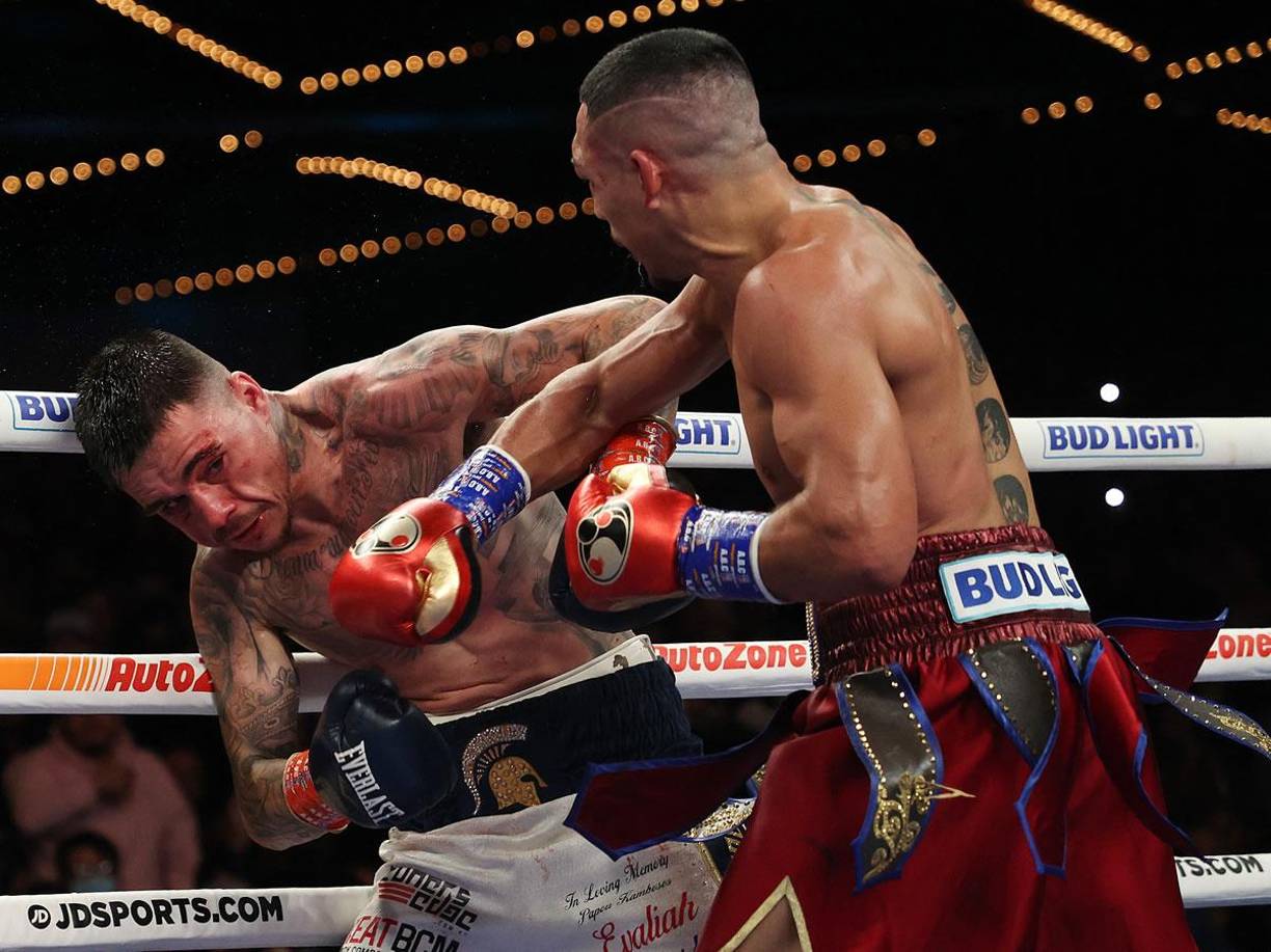 Teófimo López impactó este derechazo al rostro de George Kambosos que lo mandó a la lona.