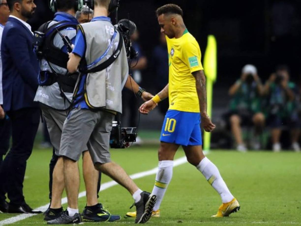Neymar abandonó el campo en solitario y cabizbajo.