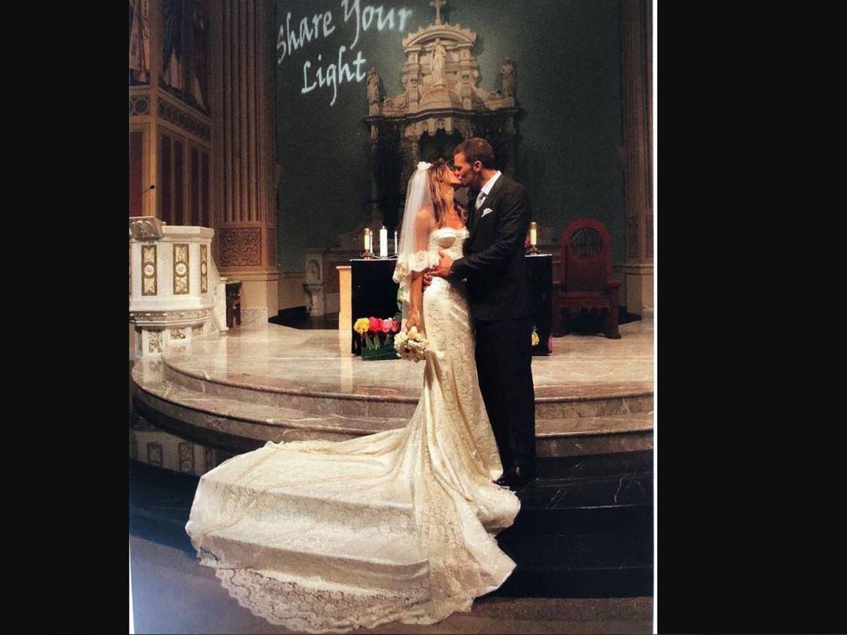 4. DOS BODAS. La pareja se casó en febrero de 2009 en una pequeña ceremonia en una iglesia católica en Santa Mónica, California. Después de la ceremonia tuvieron una recepción sencilla en casa, en la que asaron carne en una celebración íntima.