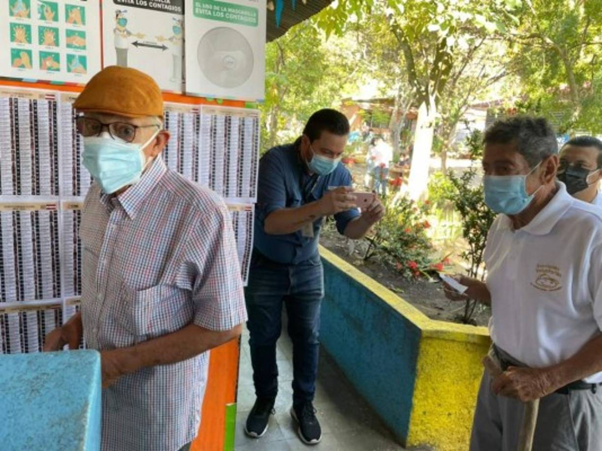 El reconocido doctor Carlos Benaton de 85 años haciendo fila en la escuela Dionisio de Herrera para poder ejercer su voto como un ejemplo ciudadano.