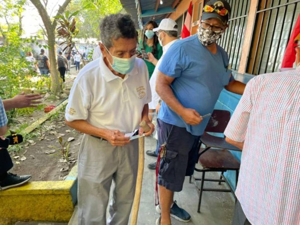 El sampedrano Tomás Fajardo de 83 años no se quedó en casa y decidió salir al centro de votación.