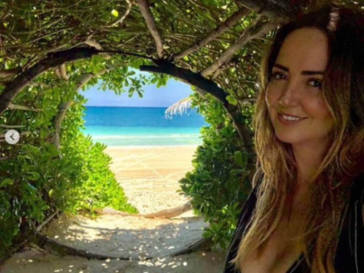 Tras postear su retrato familiar, Andrea Legarreta compartió otras imágenes, donde presumió su silueta con un traje de baño negro y se limitó a expresar: “La entrada al paraíso”.<br/><br/>