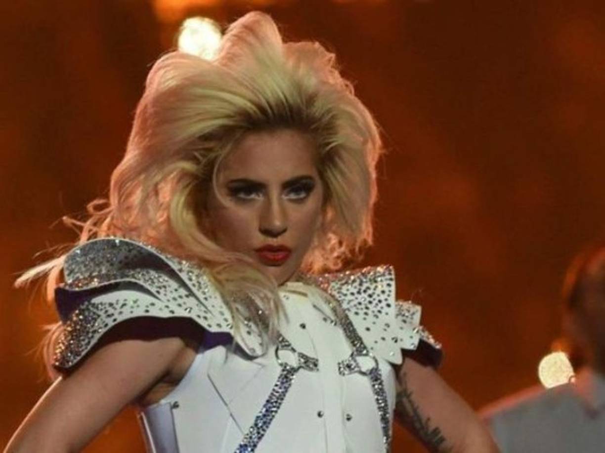 Lady Gaga. Se sospechaba de la bisexualidad de Lady Gaga desde que arrancó su carrera, pero en 2010, en una entrevista para Barbara Waters, la cantante la dejó claro.