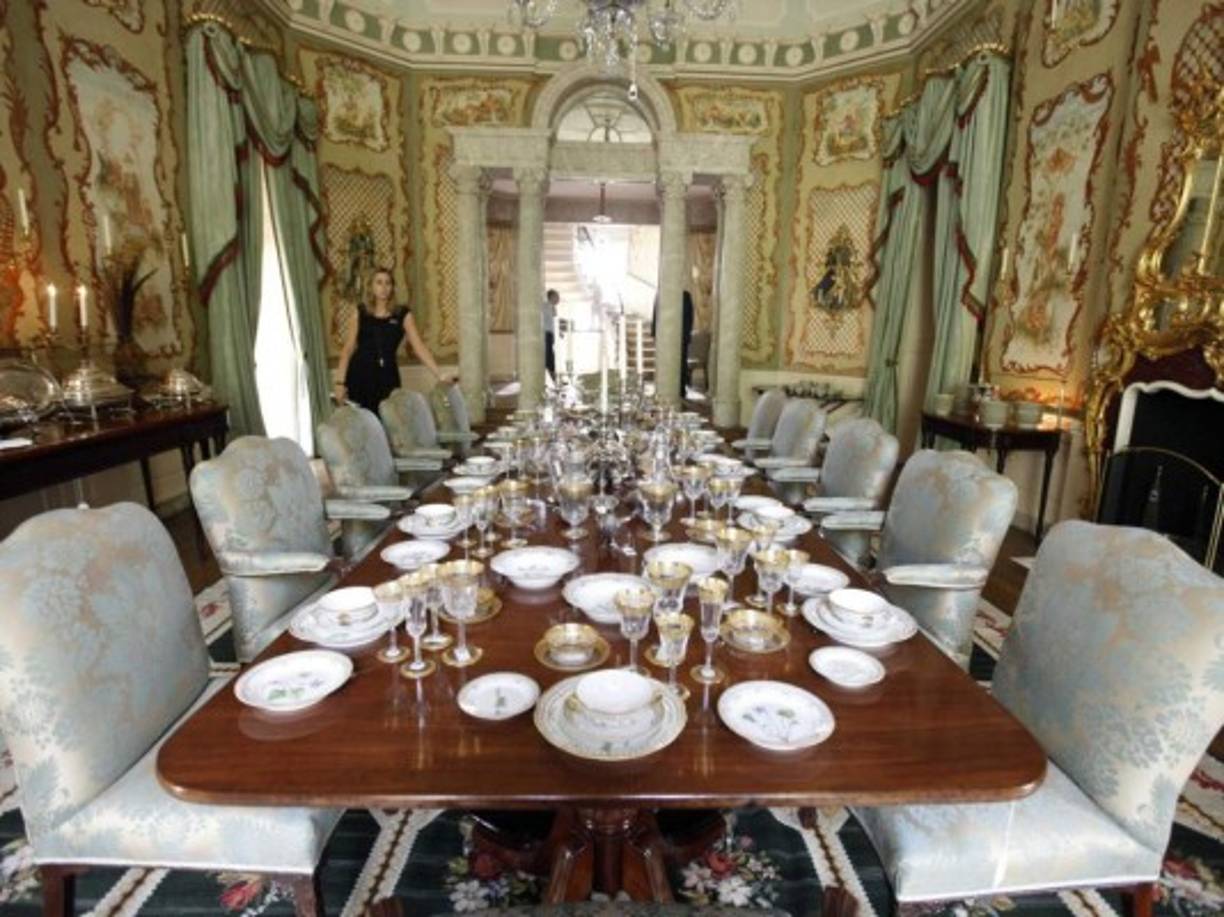 El viñedo tiene un total de 45 habitaciones, una sala de cine, un establo para caballos, un invernadero y casa de huéspedes.