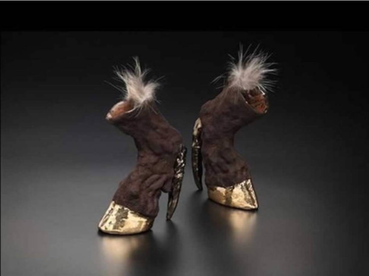 Podrían tratarse de unos zapatos con forma de patas de burro.