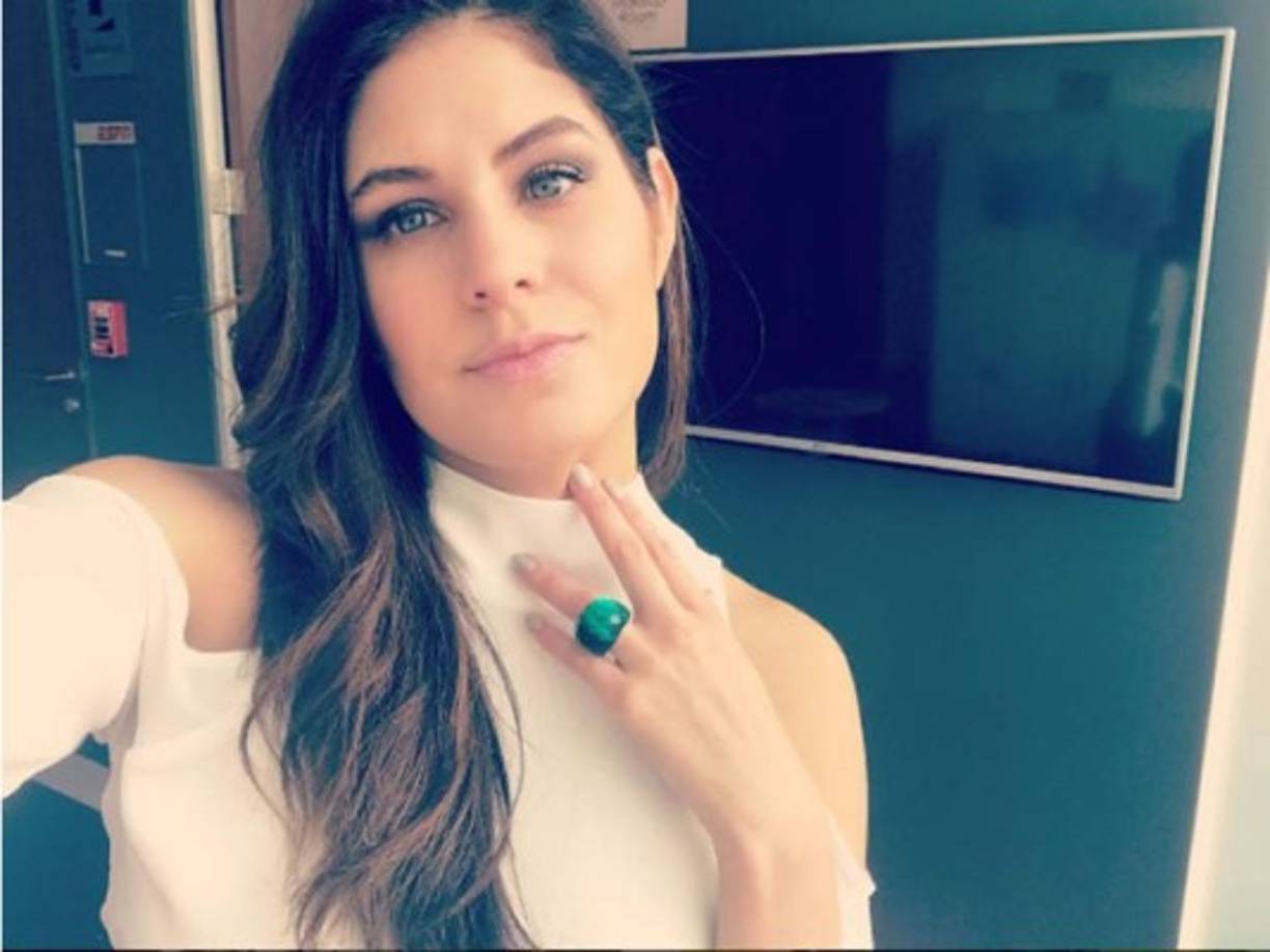 El amplio conocimiento deportivo que posee sumado a su carisma y belleza, la han convertido en la mujer ideal de miles de caballeros.