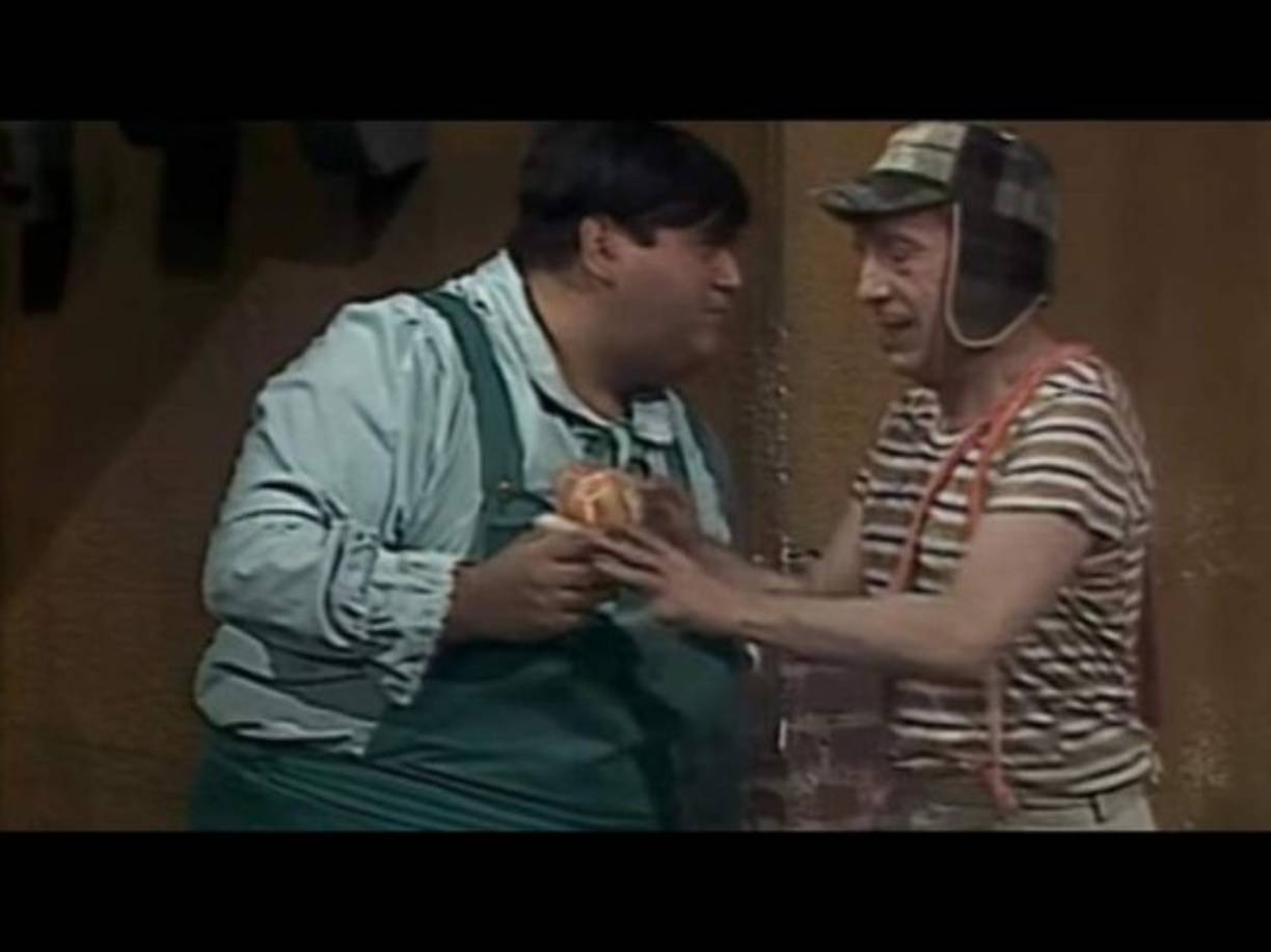 Noño y el Chavo del 8 en una clásica escena peleando una torta de jamón.
