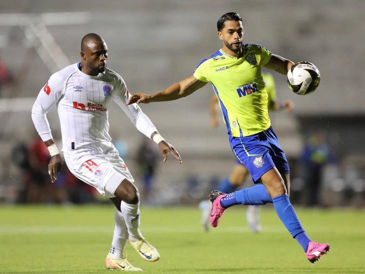 Nelson Muñoz, protegiendo el balón ante la presión de Yustin Arboleda.