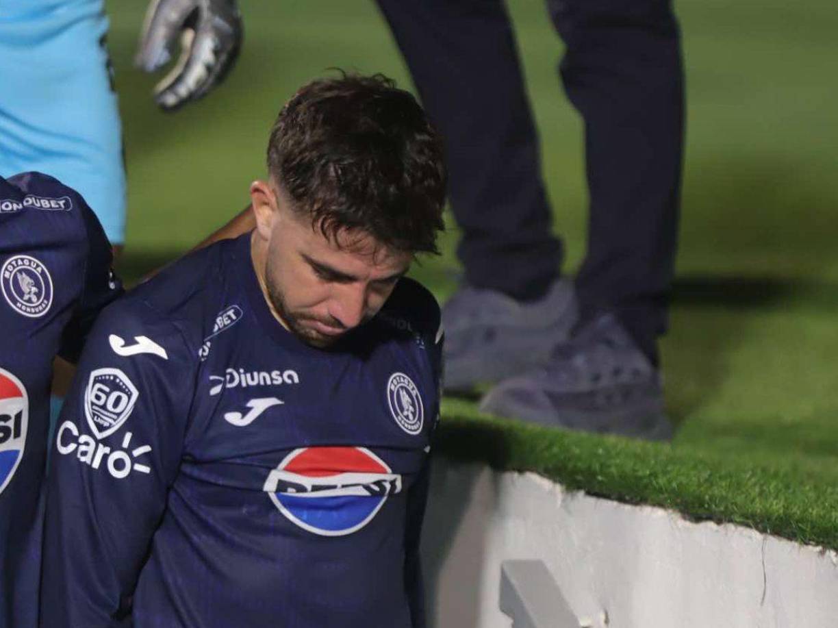 Auzmendi no escondió su tristeza al fallar el tiro de penalti, no ha podido anotarle a los melenudos desde que viste la indumentaria de Motagua.