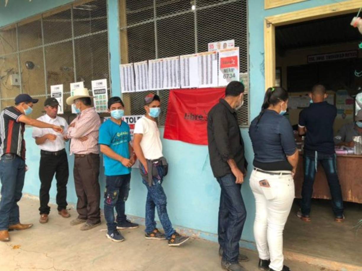 Los pobladores de la aldea Arada en Santa Bárbara llegaron desde tempranas horas con mucho entusiasmo y dispuestos a ejercer el sufragio.