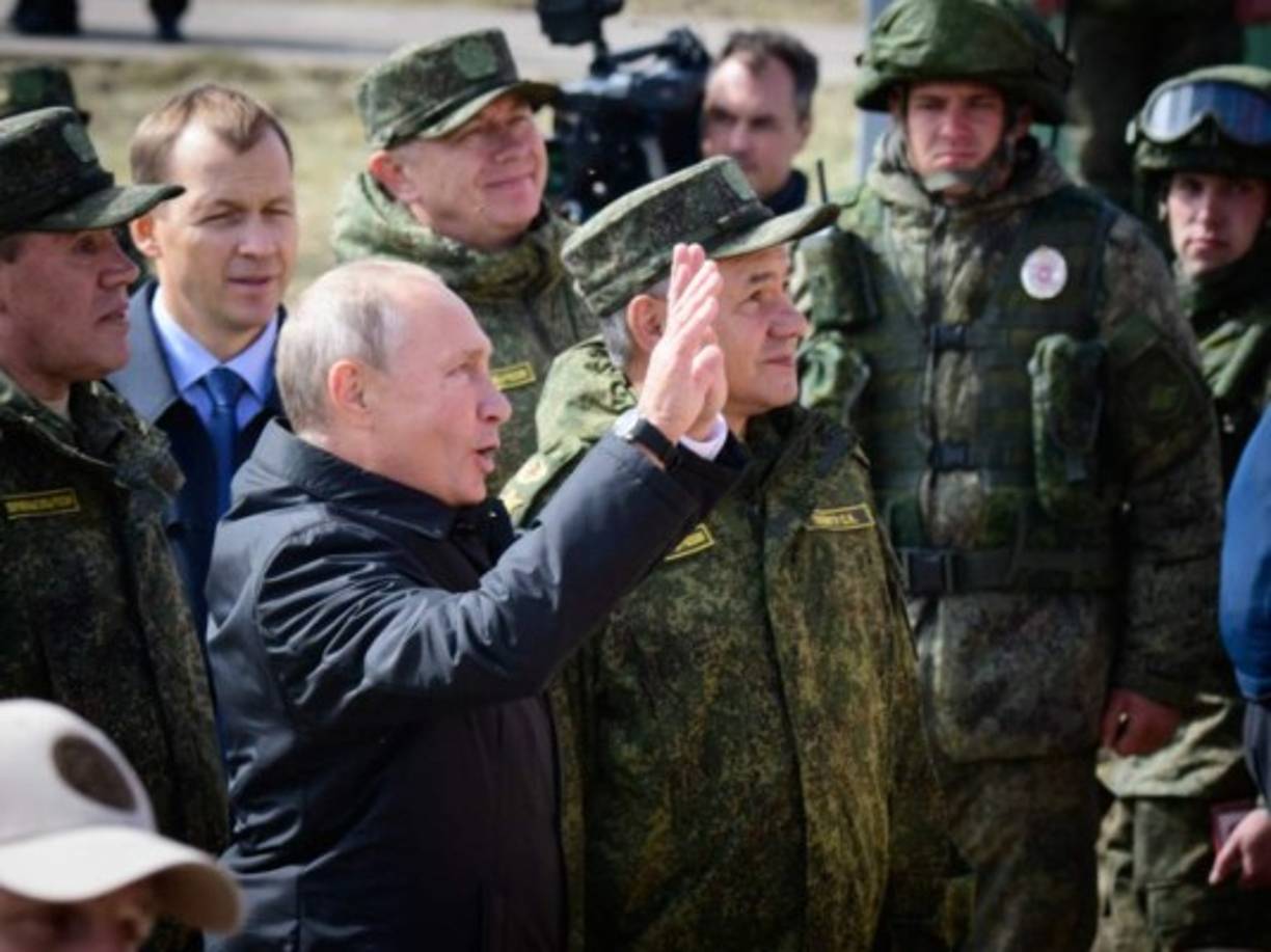 Putin aseguró que las maniobras 'Vostok' (este, en ruso) habían sido un 'duro examen', pero que las tropas lo habían superado con nota 'alta', por lo que condecoró a soldados rusos y chinos.