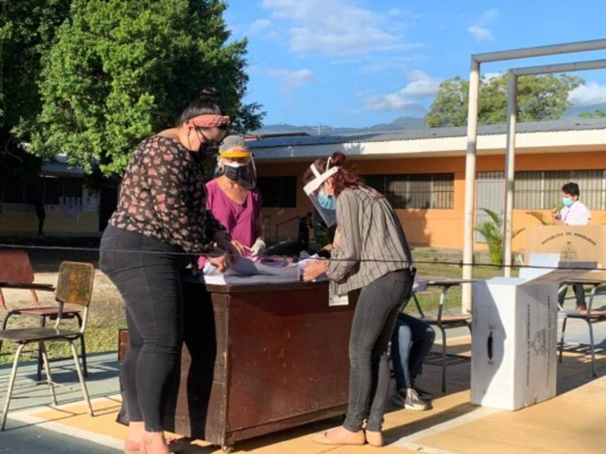 En San Pedro Sula ya se vive el ambiente político. Ya muchos comenzaron a ejercer su derecho al voto.