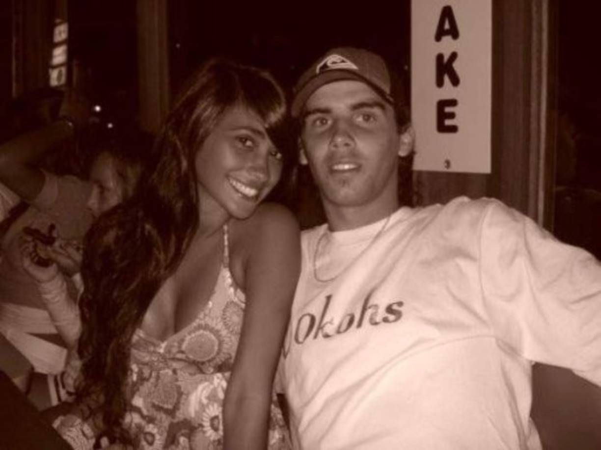 La partida de Messi a España congeló la relación con Antonela.. Aunque mantenían breves conversaciones, el vínculo no era el mismo y, pronto, Antonela siguió con su vida: se animó por primera vez a ponerse de novia con este joven rosarino. 'Ella se puso de novia con otro chico y estuvo varios años con él”, señaló una amiga de la adolescencia, aunque evitó revelar el nombre del chico, según informó BigBangNews.