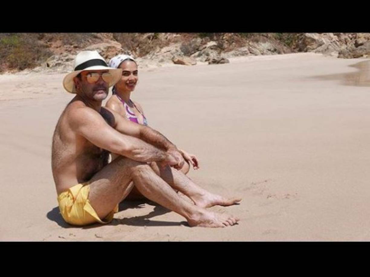 'Velma Merecía un descanso' escribió Eduardo Capetillo, en una imagen donde sale él y su esposa sentados en la playa.