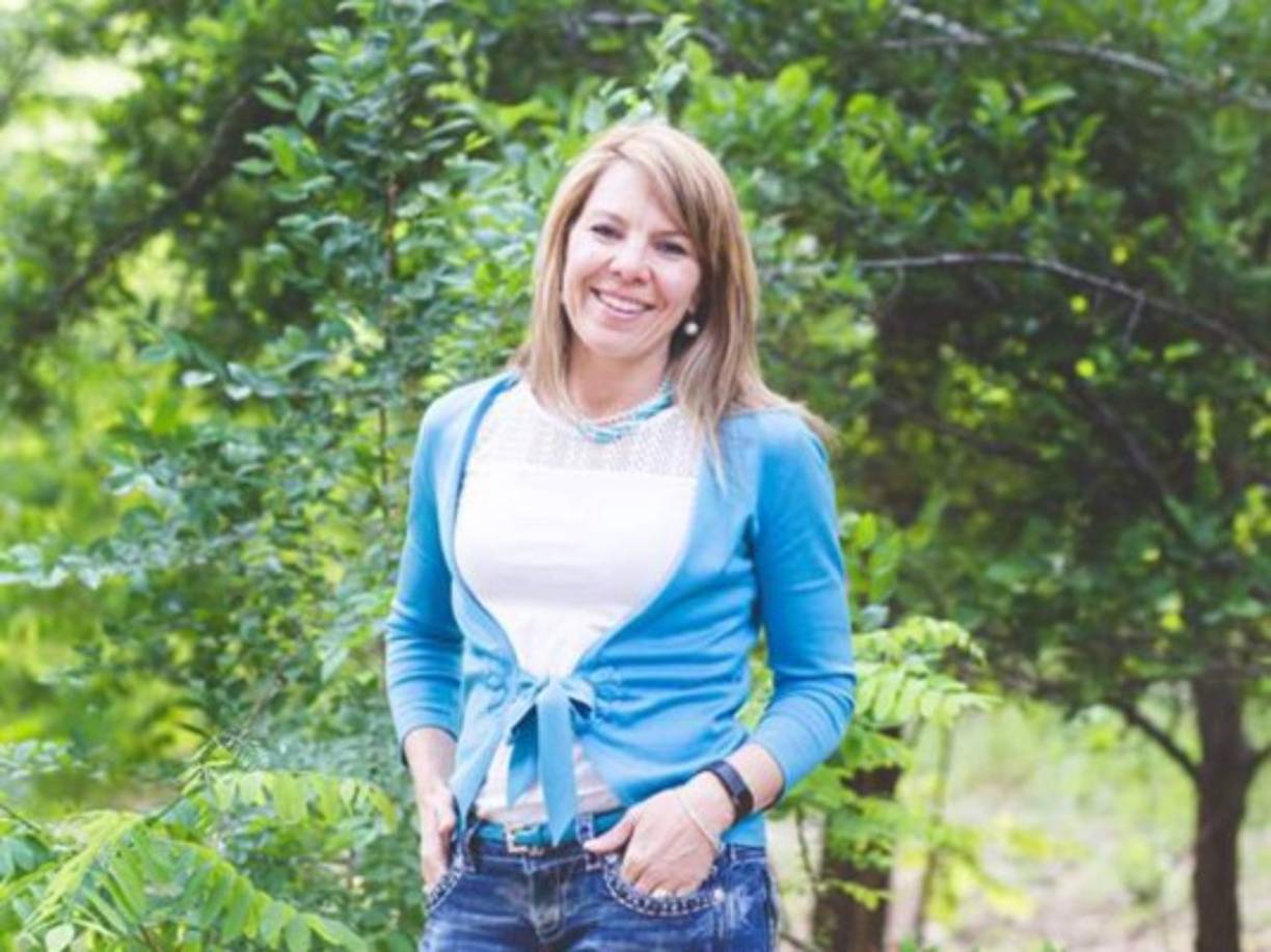 La ejecutivo de Wells Fargo, que venía volando de un viaje de negocios en Nueva York, fue parcialmente arrastrada por la ventana, pero los pasajeros que estaban sentados a su lado lo arrastraron adentro. Aunque recibió auxilio falleció, y así acabó con la vida de una mujer alegre, familiar y realizada profesionalmente. <br/>