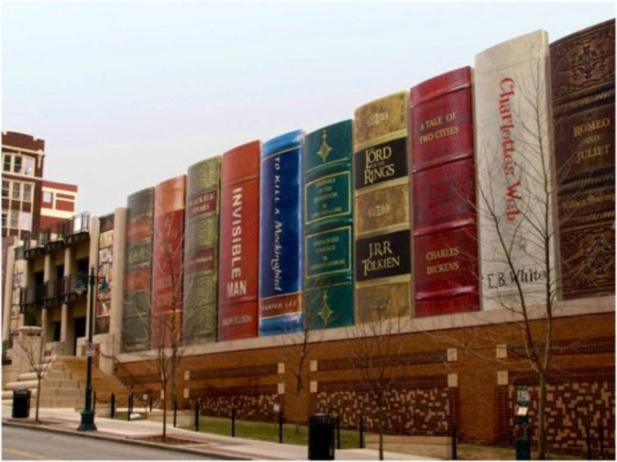 Kansas City Public Library. Este extraordinario lugar fue construido en 2006, exhibe 22 títulos de diversos contenidos, los cuales han sido elegidos por el Consejo de la Biblioteca Pública de la Ciudad. Los magestuosos tomos de libros miden al menos 7 metros de altura y 3 metros de ancho, entre ellos están: “El Señor de los Anillos” de J.R.R. Tolkien,“Fahrenheit 451″ de Ray Bradbury y “Tao Te Ching” de Lao Tzu. Foto y Fuente:http:canalviajes.com
