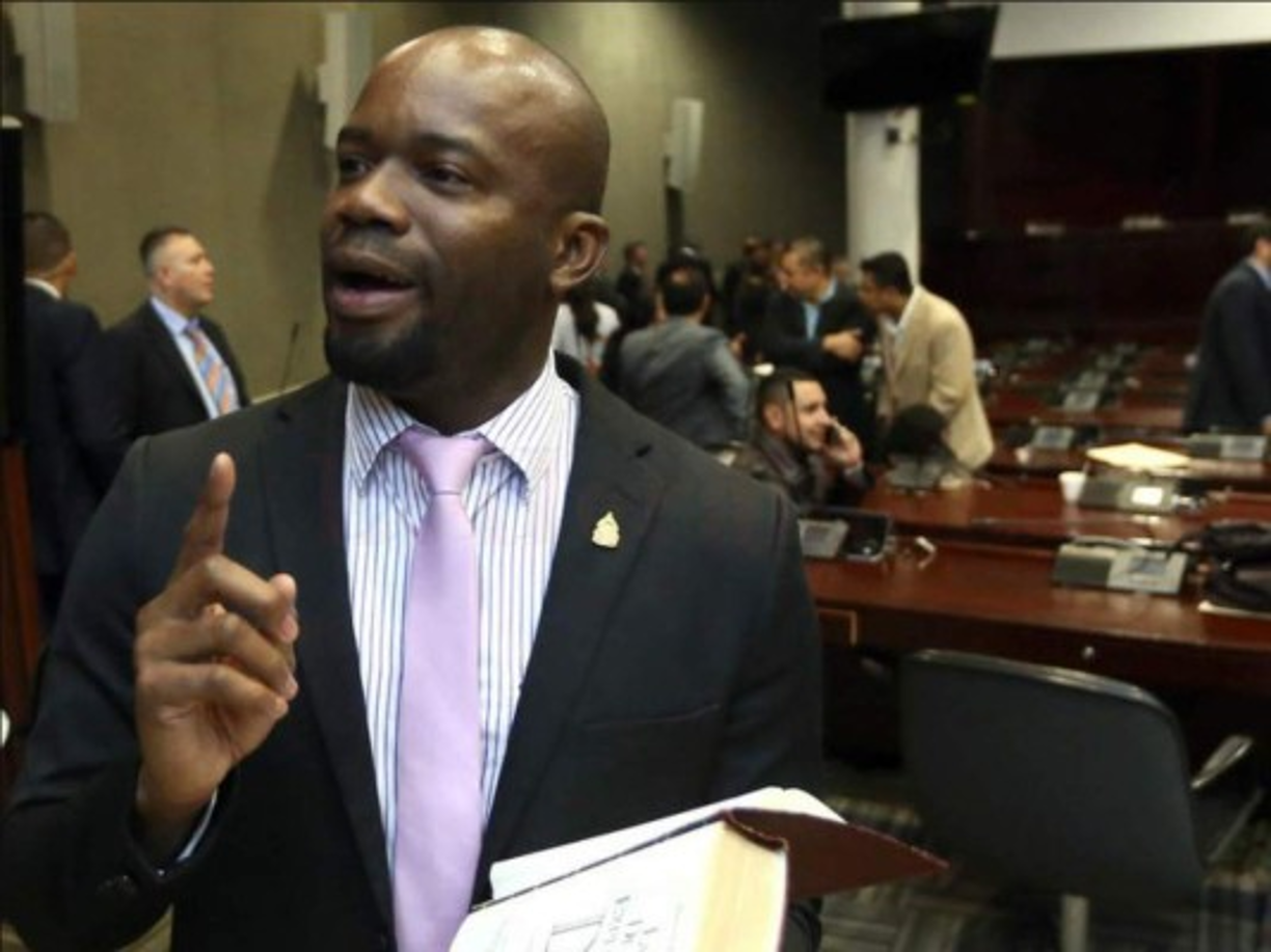 Actualmente es diputado independiente en el Congreso Nacional.